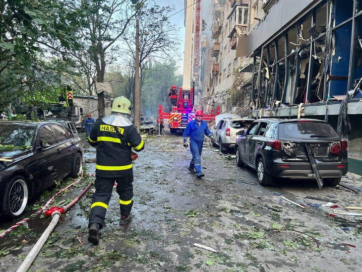 В Киеве российская баллистика разрушила многоэтажный дом