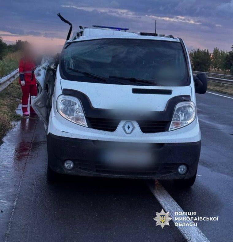 На трассе Киев-Одесса микроавтобус врезался в припаркованную фура: погиб пассажир