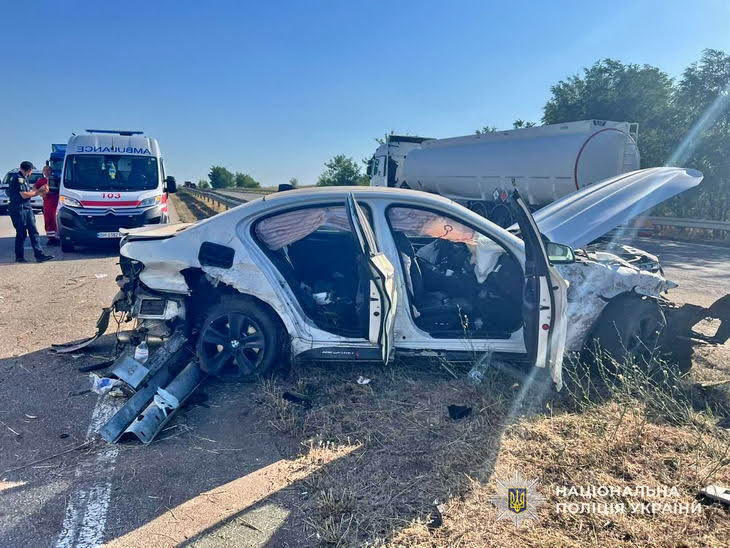 На трассе Одесса-Киев водитель BMW на большой скорости потерял управление и врезался в отбойник