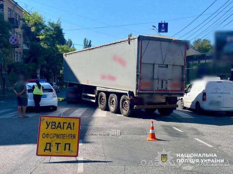 В Пересыпском районе Одессы водитель грузовика насмерть сбил женщину: её личность устанавливается