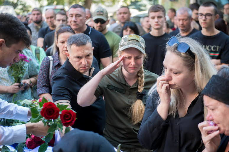 В Одессе проводили в последний путь пограничника Дениса Качурку