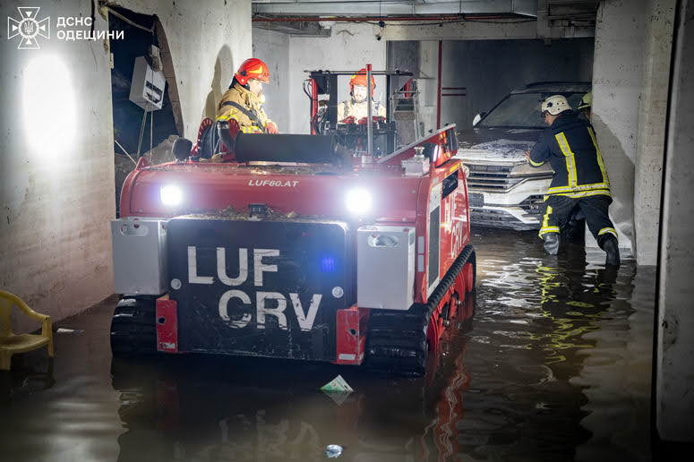 В одесском ЖК в паркинге двое суток под водой были 15 дорогих автомобилей