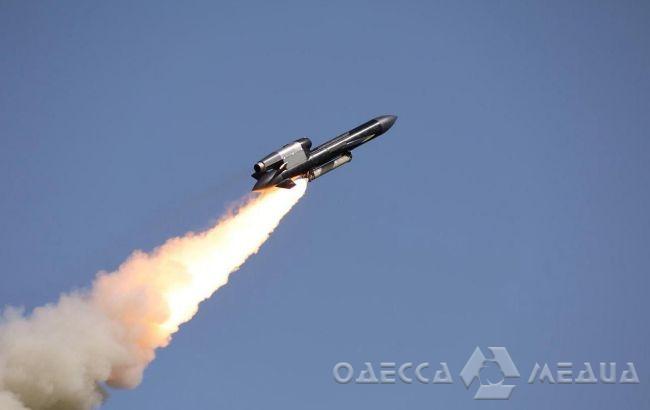 Ракету "Фламинго" прячут за дронами и "обманками": эксперт рассказал о деталях пусков