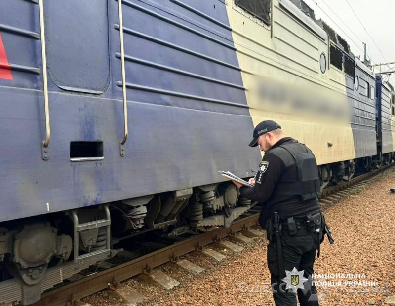 В Одесі на залізничній станції поїзд наїхав на чоловіка: потерпілий втратив ногу