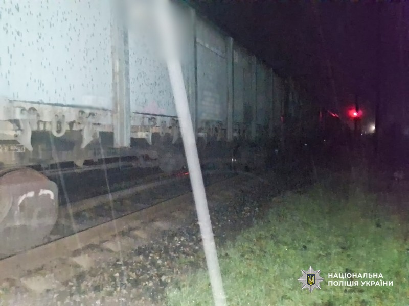 Потрапила під вантажний потяг: на залізниці на Одещині загинула жінка