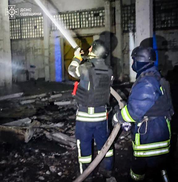 РФ завдала дронового удару по Одещині. Горіли будівлі