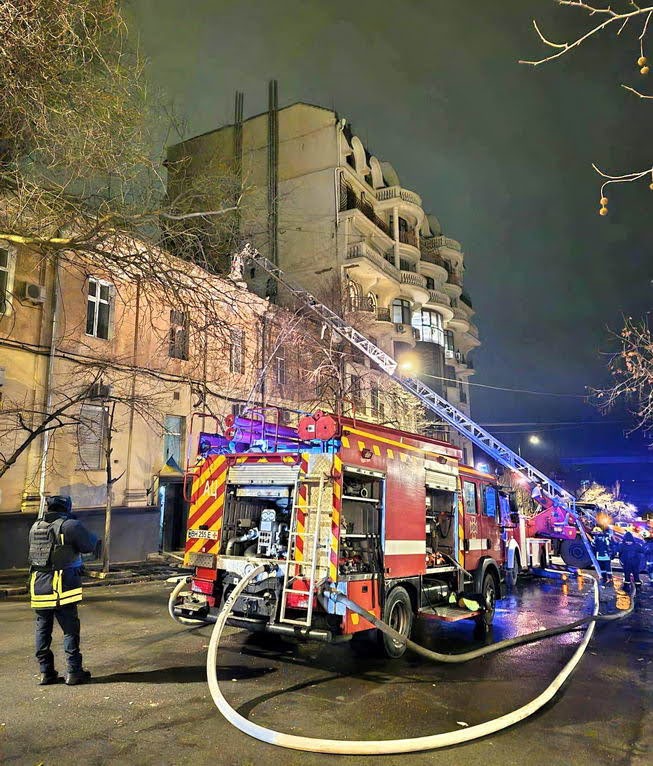 Российский дрон попал в двухэтажный дом в Одессе – сгорели квартиры