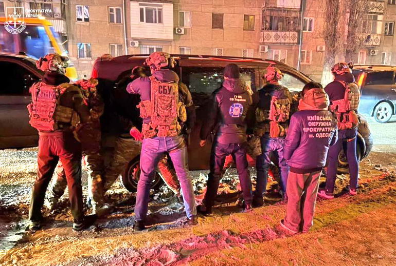 В Одессе работников ТЦК положили лицом в снег за вымогательство в 6000 долларов