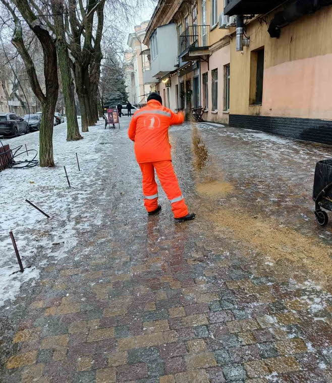 В Одессе посыпали утром тротуары песком для борьбы с гололедицей