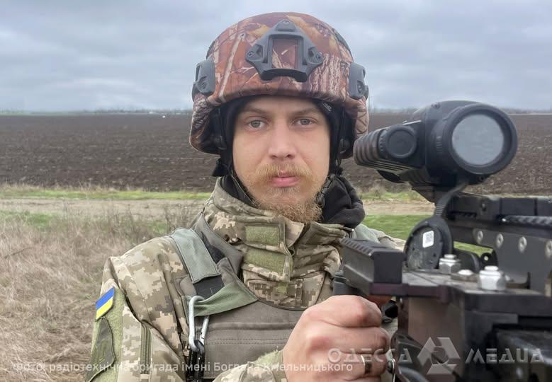 Боронить небо рідної Одещини з початку повномасштабної війни: кулеметним вогнем військовий знищив ударний БпЛА