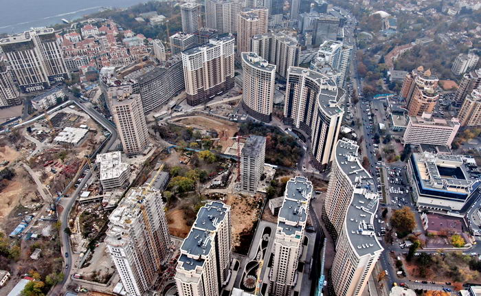 Расплата за высотки: на Гагаринском плато появилась огромная трещина