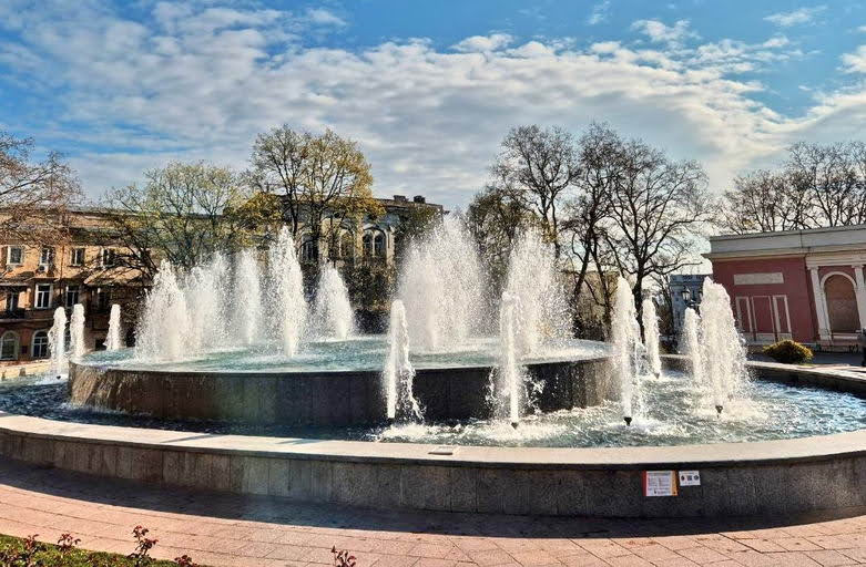 Перед Одесской оперой включили фонтан после «зимней спячки»