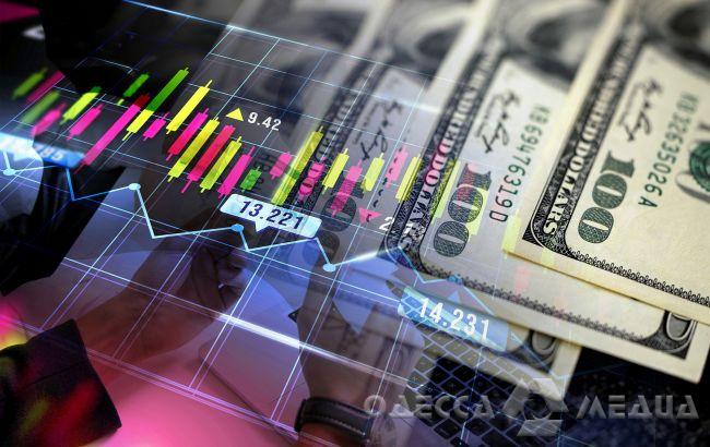 Долар вже коштує майже 44 грн, євро — понад 52 грн: валюта різко подорожчала до рекордних позначок