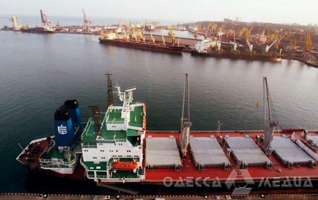 Російські дрони вдарили по цивільному торговельному судну, що рухалося до Одеси