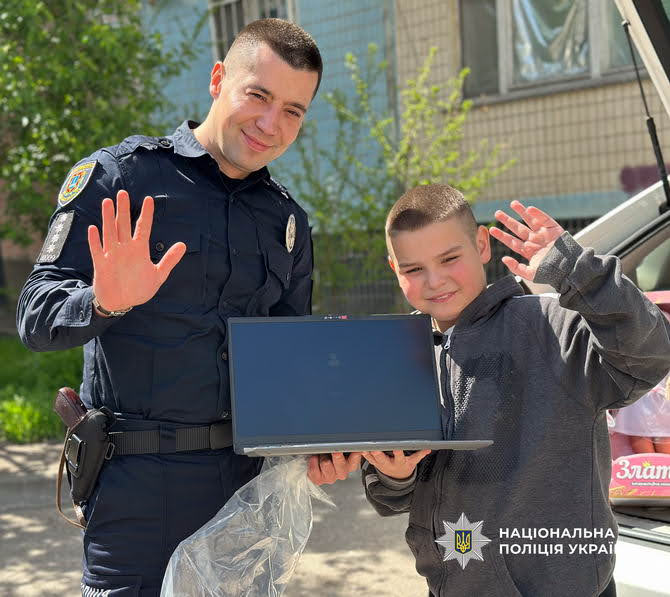 Одесские полицейские поддержали мальчика, потерявшего маму и дом из-за российской атаки