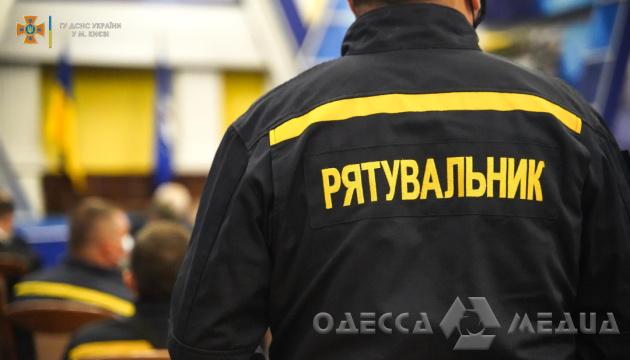 В Хаджибейському районі Одеси рятувальники відчинили двері квартири та виявили тіло жінки